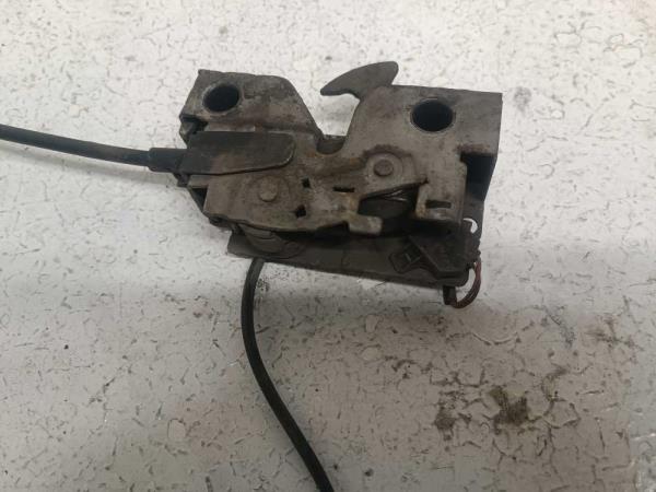 GACHE DE CAPOT SKODA - Vue 3